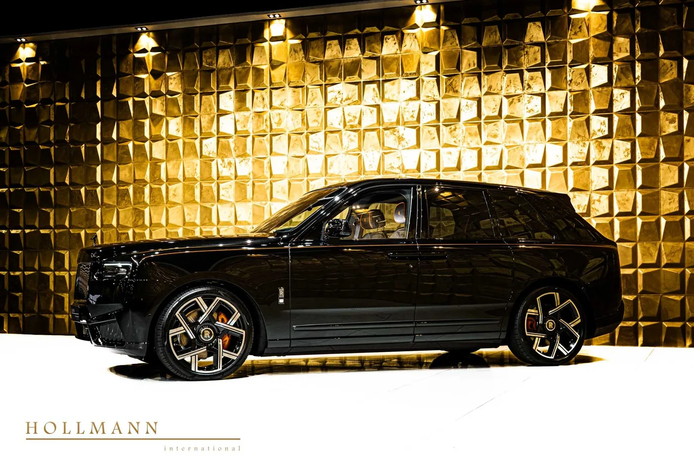 Rolls-Royce Cullinan Black Badge angeboten von einem Fachhändler in Stuhr, Deutschland, Foto 4 von 8