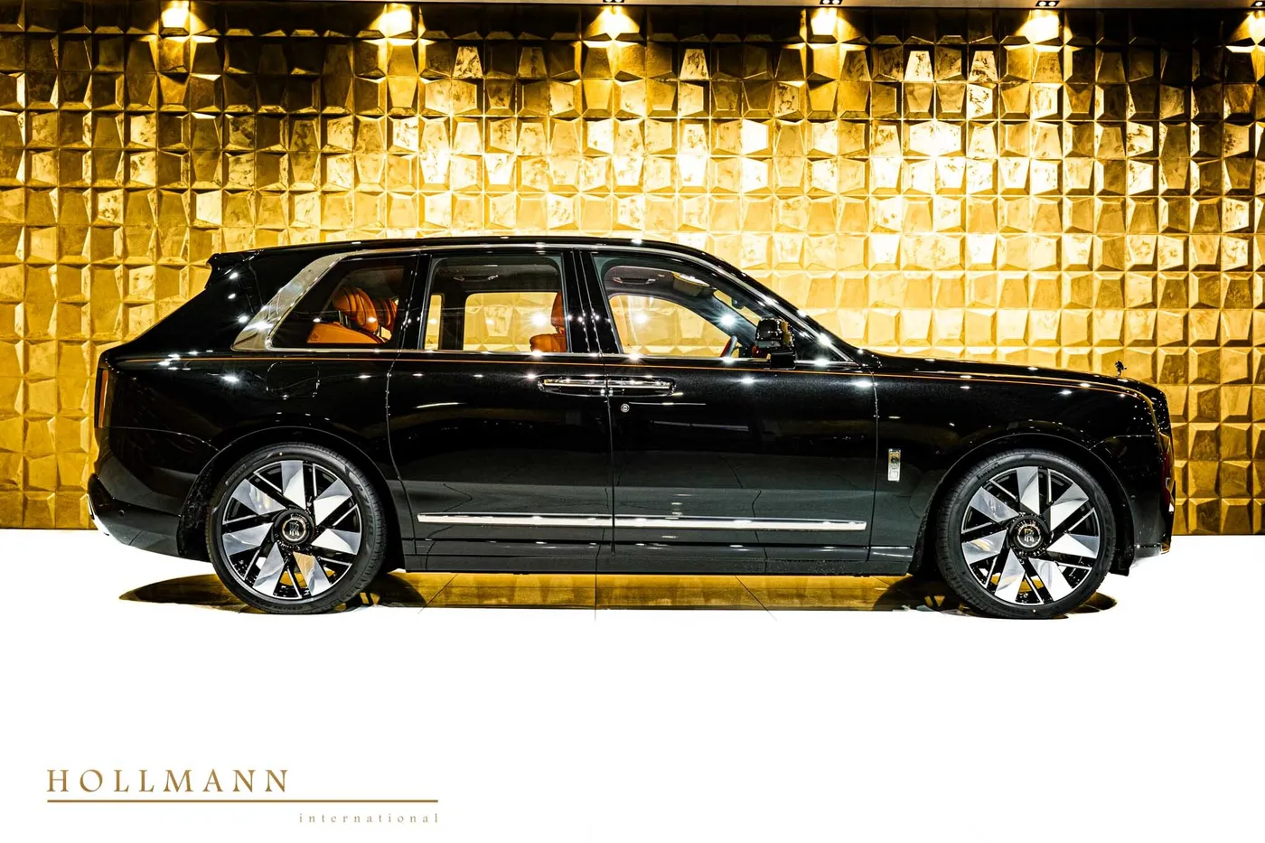 Rolls-Royce Cullinan angeboten von einem Fachhändler in Stuhr, Deutschland, Foto 2 von 8