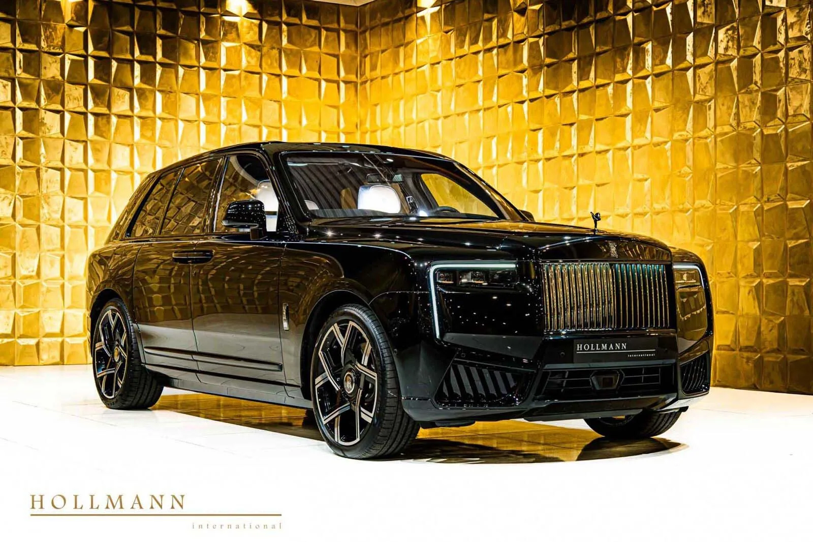 Rolls-Royce Cullinan Black Badge angeboten von einem Fachhändler in Stuhr, Deutschland, Hauptfoto