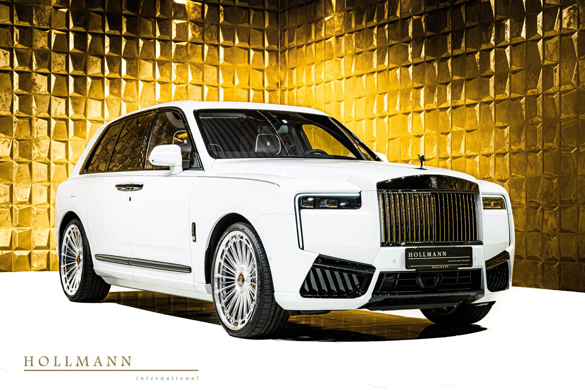 Rolls-Royce Cullinan Black Badge angeboten von einem Fachhändler in Stuhr, Deutschland, Hauptfoto