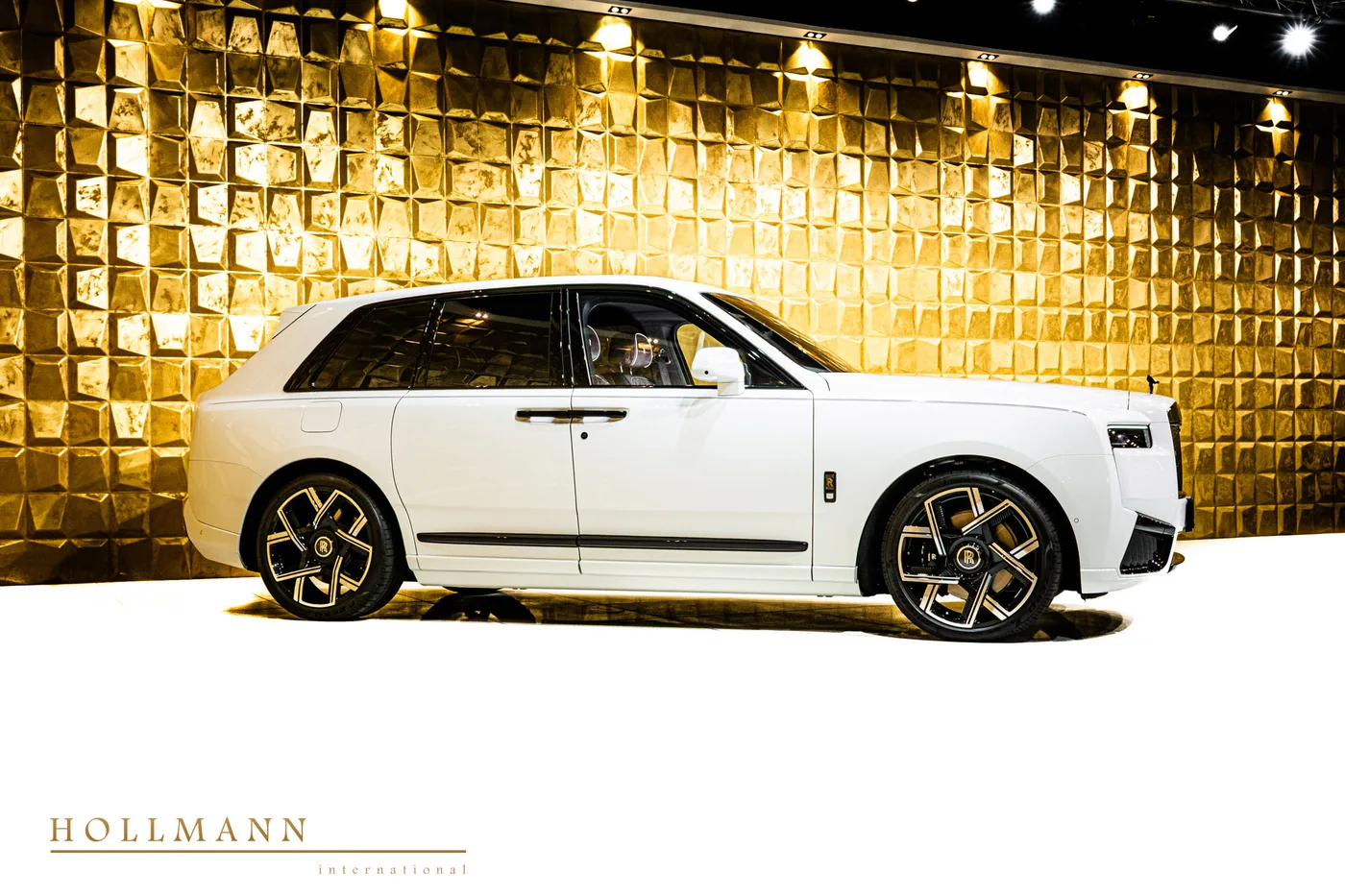 Rolls-Royce Cullinan Black Badge angeboten von einem Fachhändler in Stuhr, Deutschland, Foto 2 von 8