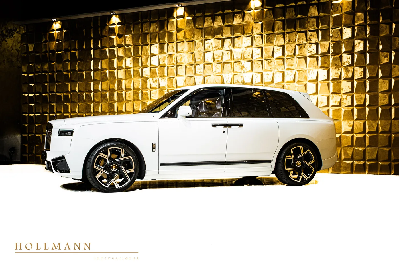 Rolls-Royce Cullinan Black Badge angeboten von einem Fachhändler in Stuhr, Deutschland, Foto 4 von 8