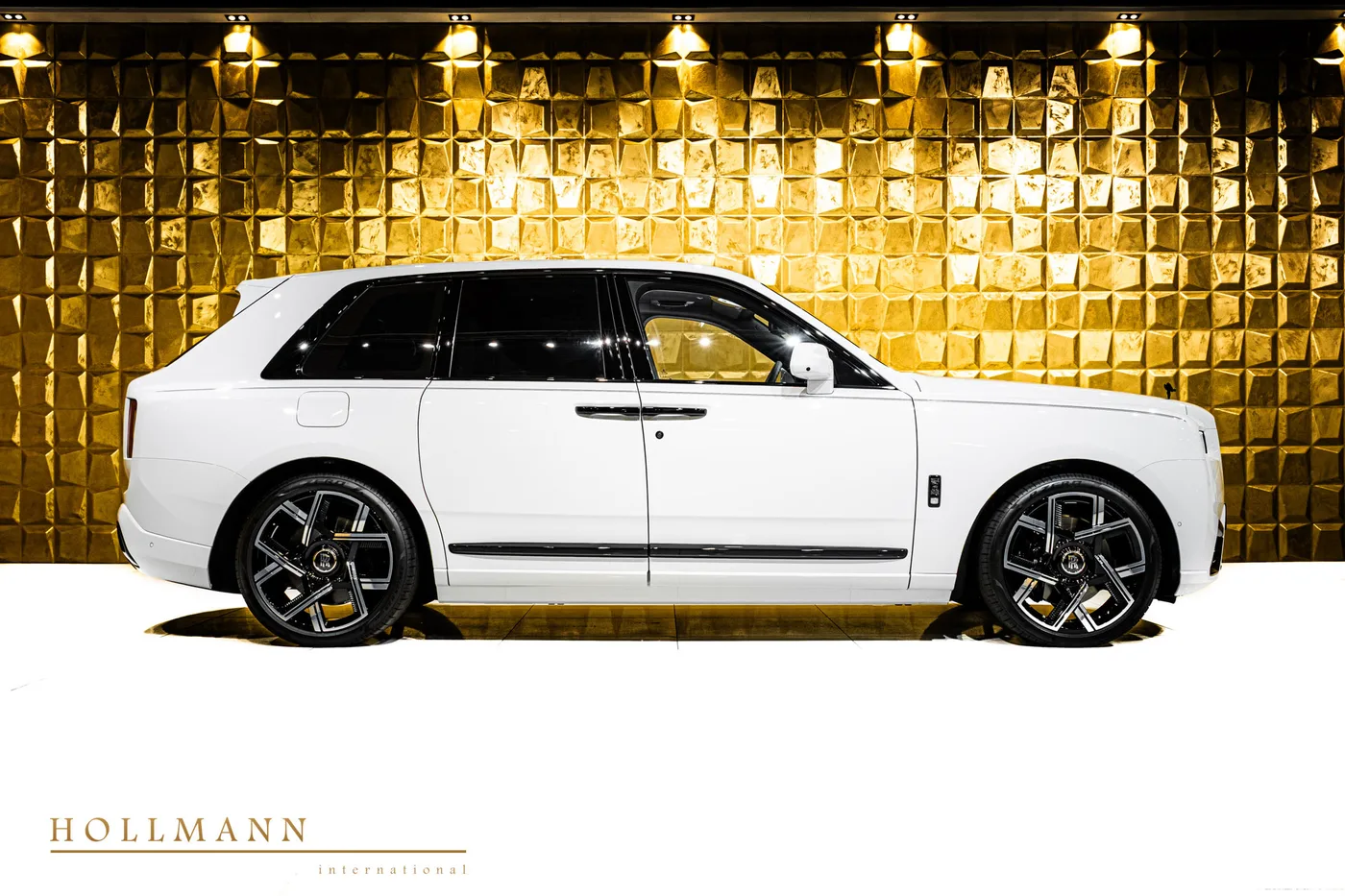 Rolls-Royce Cullinan Black Badge angeboten von einem Fachhändler in Stuhr, Deutschland, Foto 5 von 8