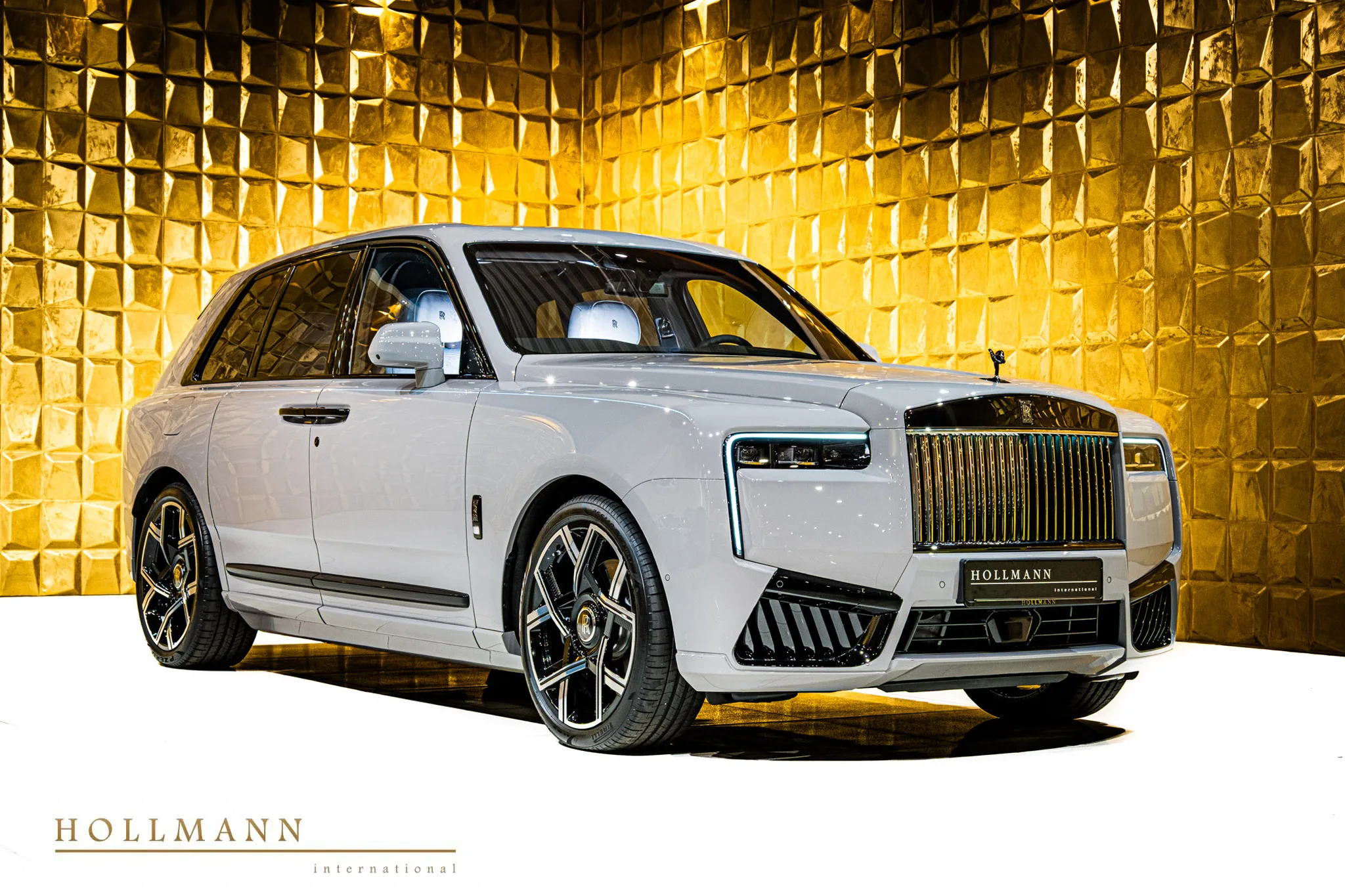 Rolls-Royce Cullinan Black Badge angeboten von einem Fachhändler in Stuhr, Deutschland, Hauptfoto