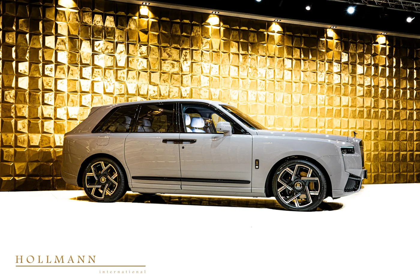 Rolls-Royce Cullinan Black Badge angeboten von einem Fachhändler in Stuhr, Deutschland, Foto 2 von 8