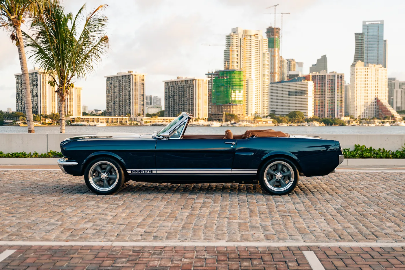Shelby Mustang GT350 Convertible proposée par un concessionnaire spécialisé à Miami, États-Unis, photo 7 sur 15