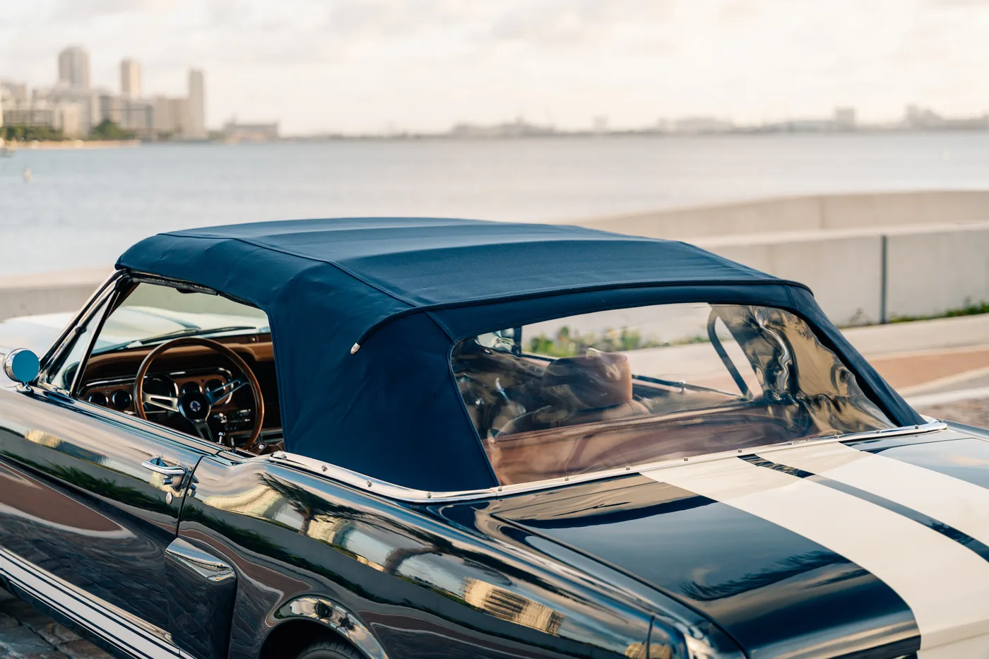 Shelby Mustang GT350 Convertible proposée par un concessionnaire spécialisé à Miami, États-Unis, photo 9 sur 15