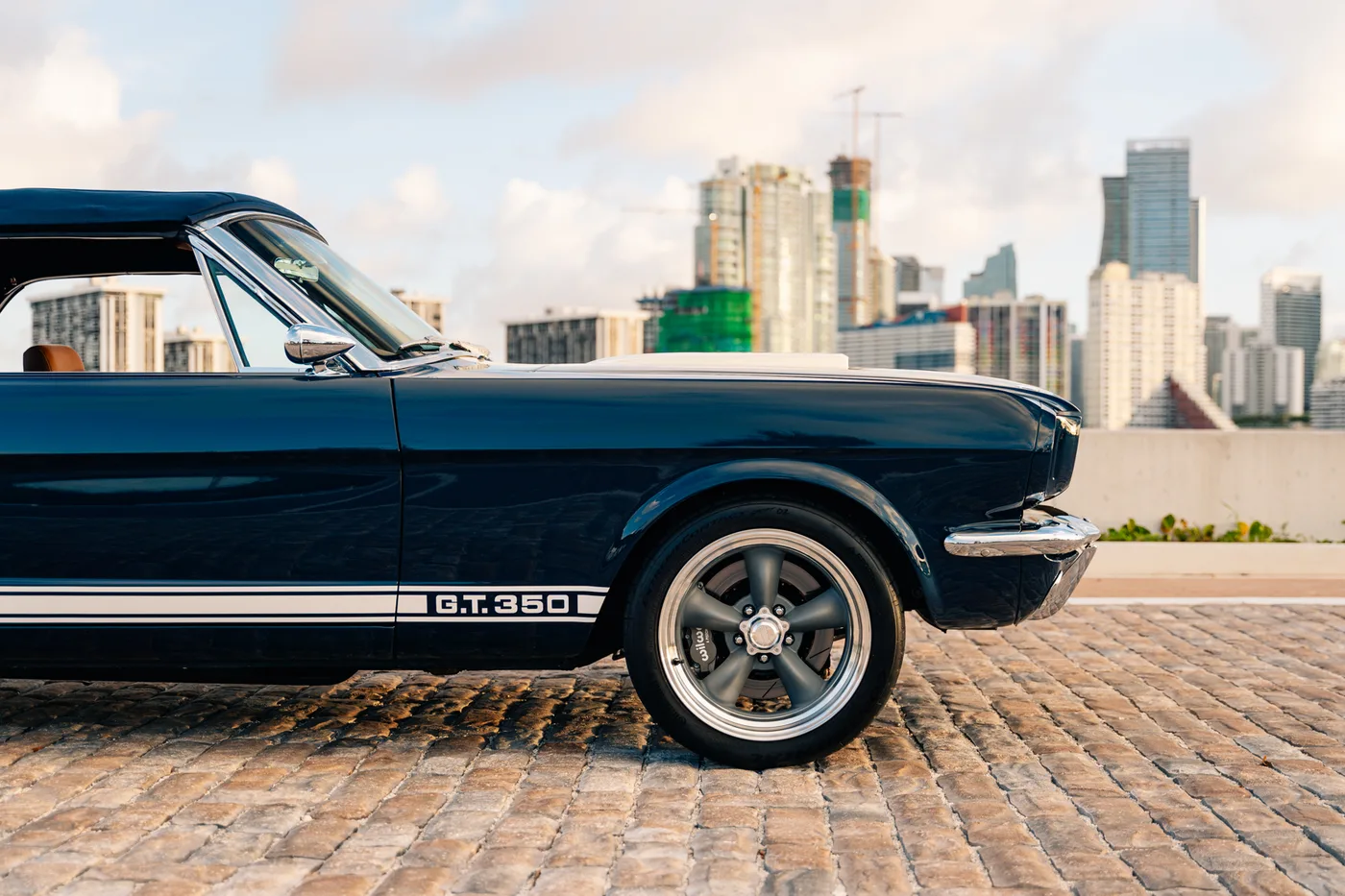 Shelby Mustang GT350 Convertible proposée par un concessionnaire spécialisé à Miami, États-Unis, photo 12 sur 15