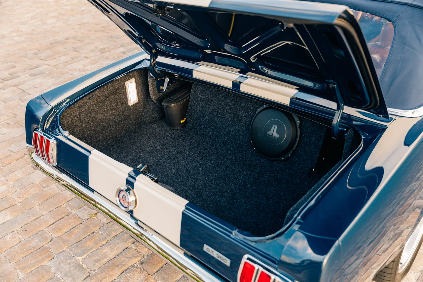 Shelby Mustang GT350 Convertible proposée par un concessionnaire spécialisé à Miami, États-Unis, photo 14 sur 15