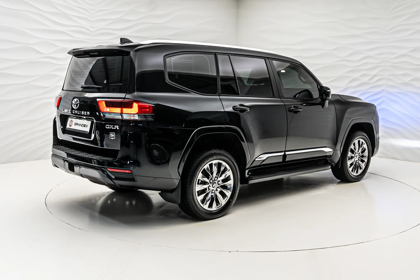 Toyota Land Cruiser 300 offered by a specialist dealer in Sengenthal, Germany, photo 6 of 10