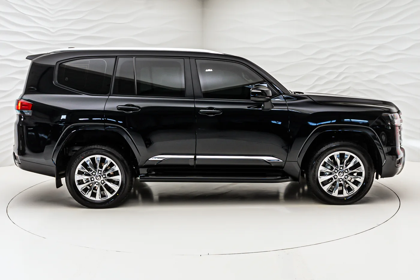 Toyota Land Cruiser 300 offered by a specialist dealer in Sengenthal, Germany, photo 7 of 10