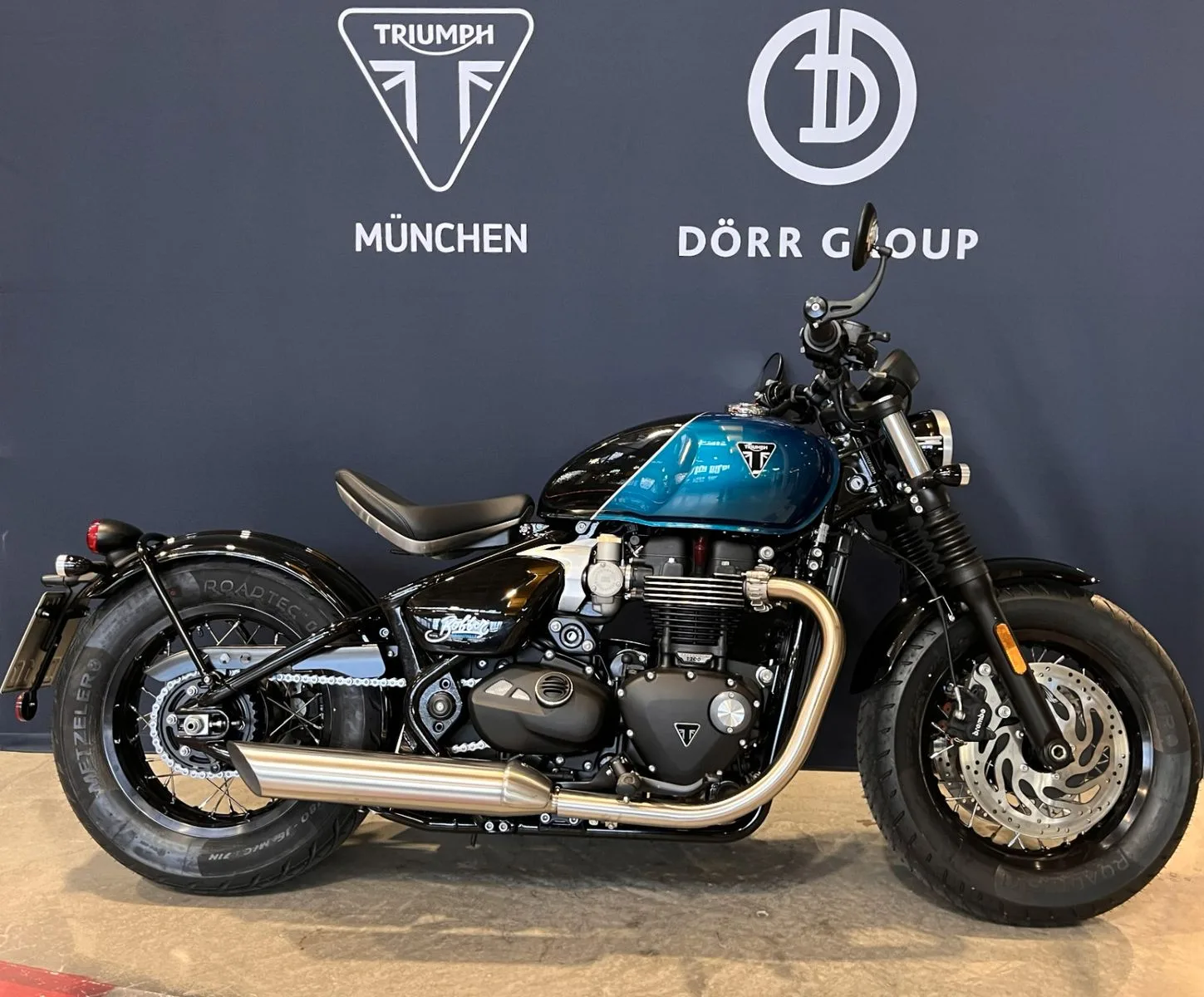 Triumph Bonneville Bobber proposée par un concessionnaire agréé à Munich, Allemagne, photo principale