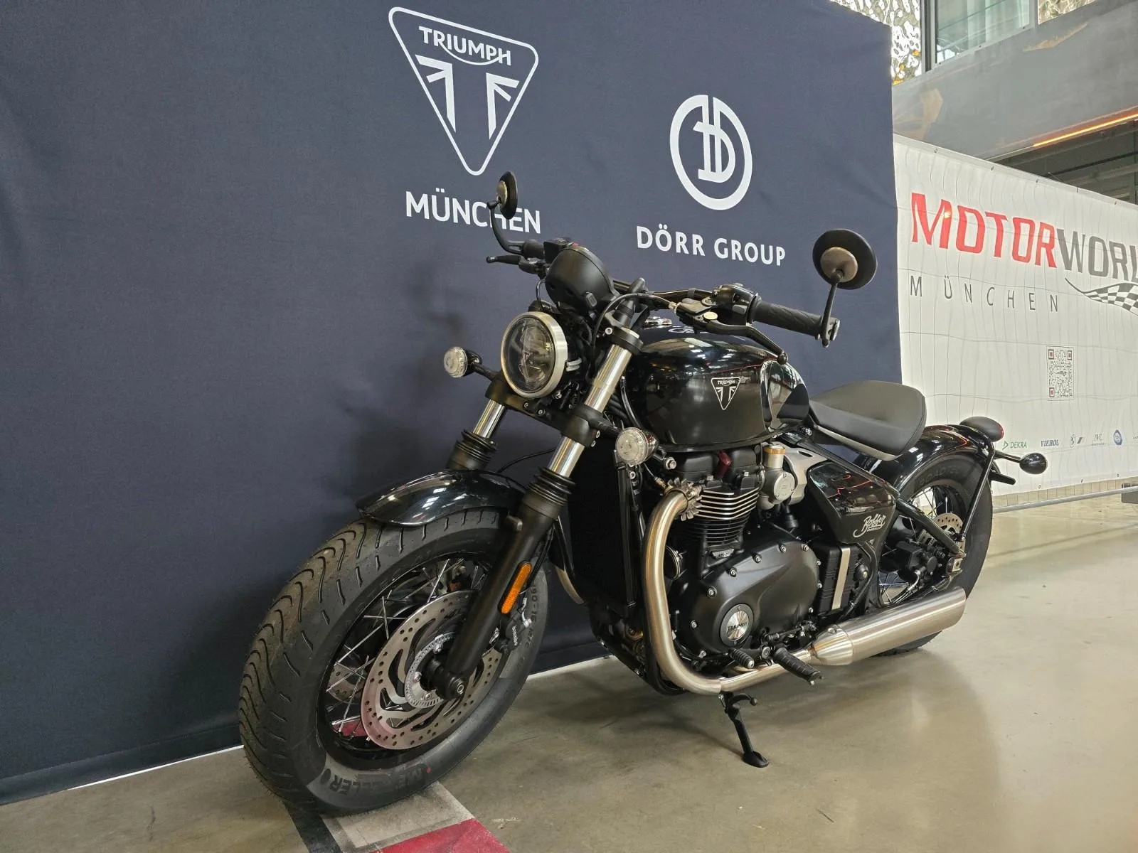 Triumph Bonneville Bobber proposta da un concessionario specializzato a Monaco di Baviera, Germania, foto principale