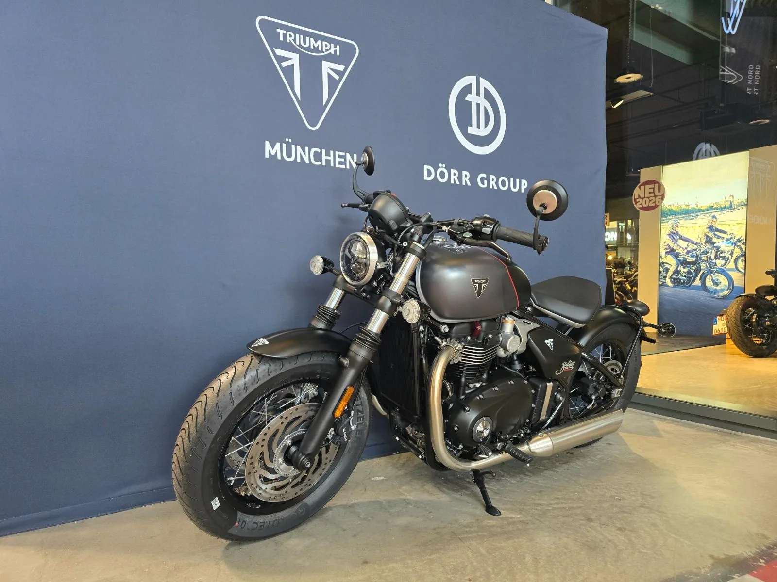 Triumph Bonneville Bobber proposta da un concessionario specializzato a Monaco di Baviera, Germania, foto principale