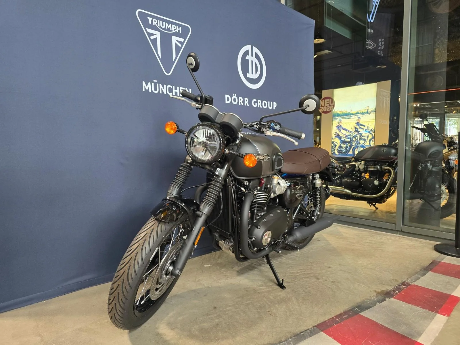 Triumph Bonneville T120 Black angeboten von einem Vertragshändler in München, Deutschland, Hauptfoto