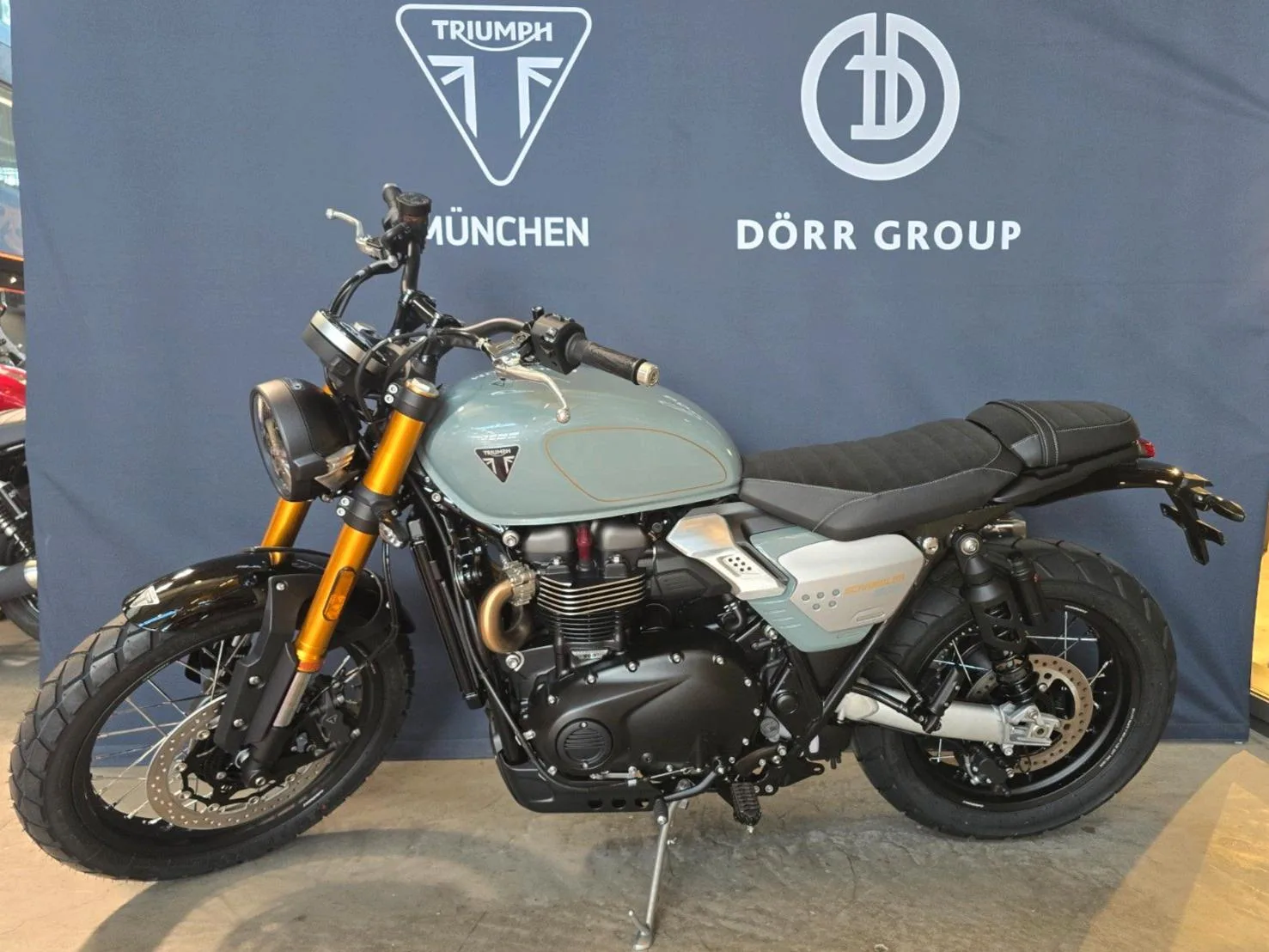 Triumph Scrambler 900 proposée par un concessionnaire agréé à Munich, Allemagne, photo principale