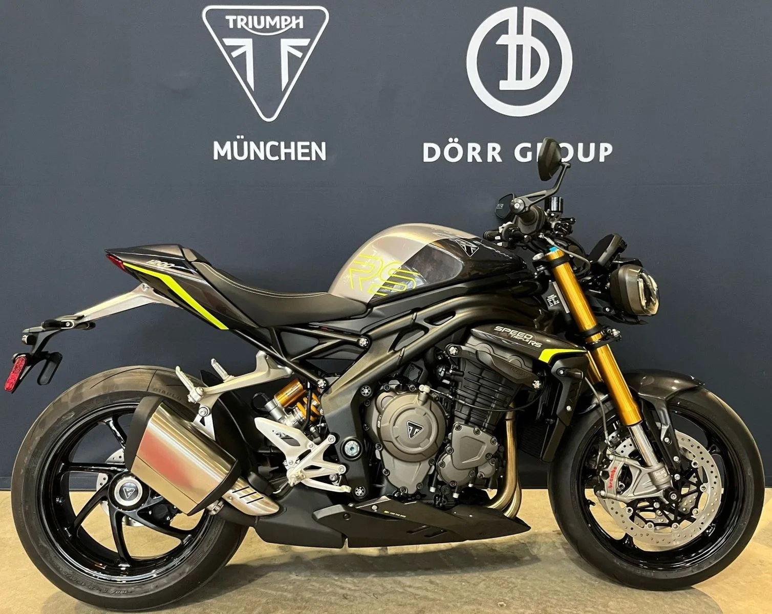 Triumph Speed Triple 1200 RS proposée par un concessionnaire agréé à Munich, Allemagne, photo principale