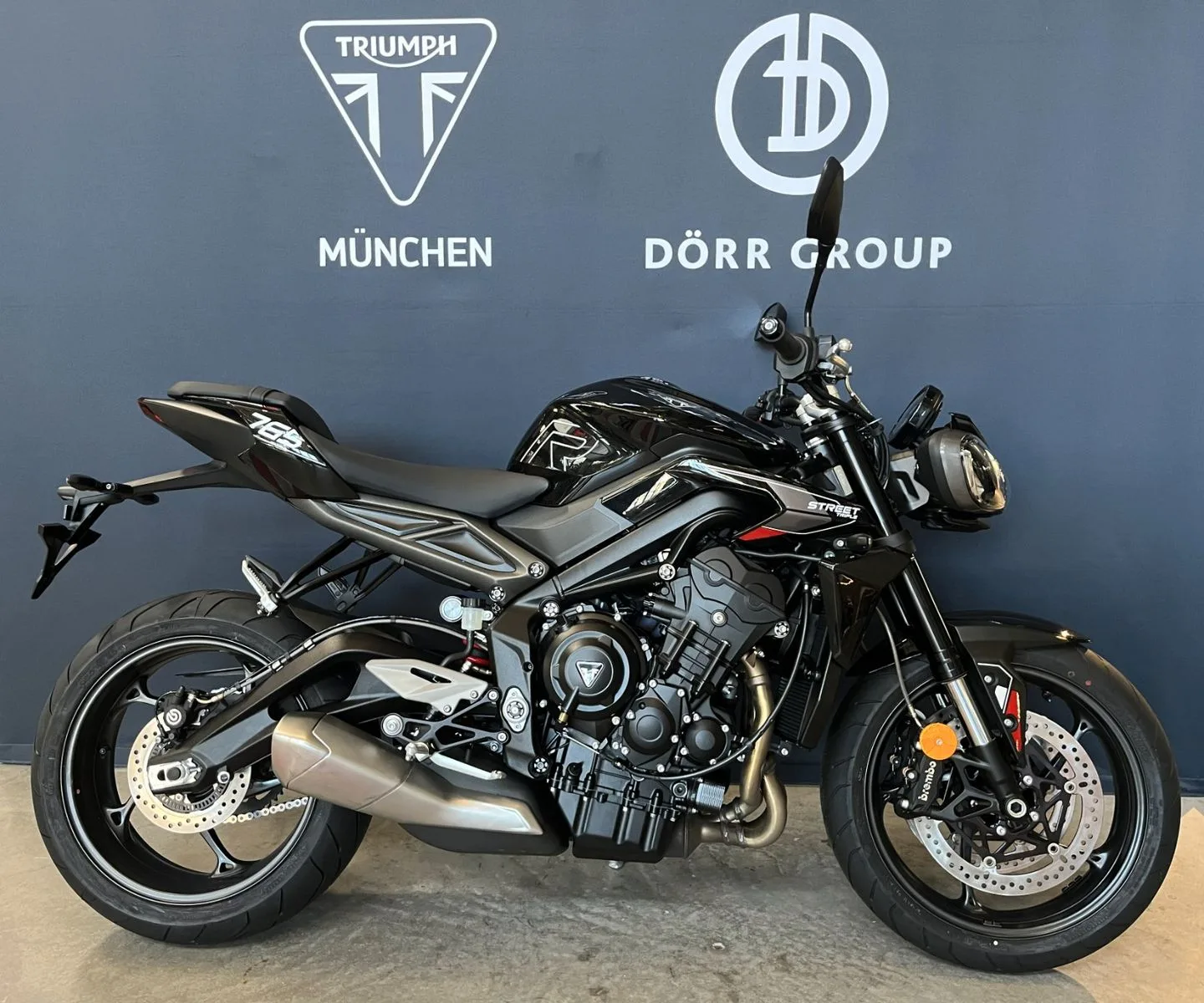Triumph Street Triple 765 R proposée par un concessionnaire agréé à Munich, Allemagne, photo principale
