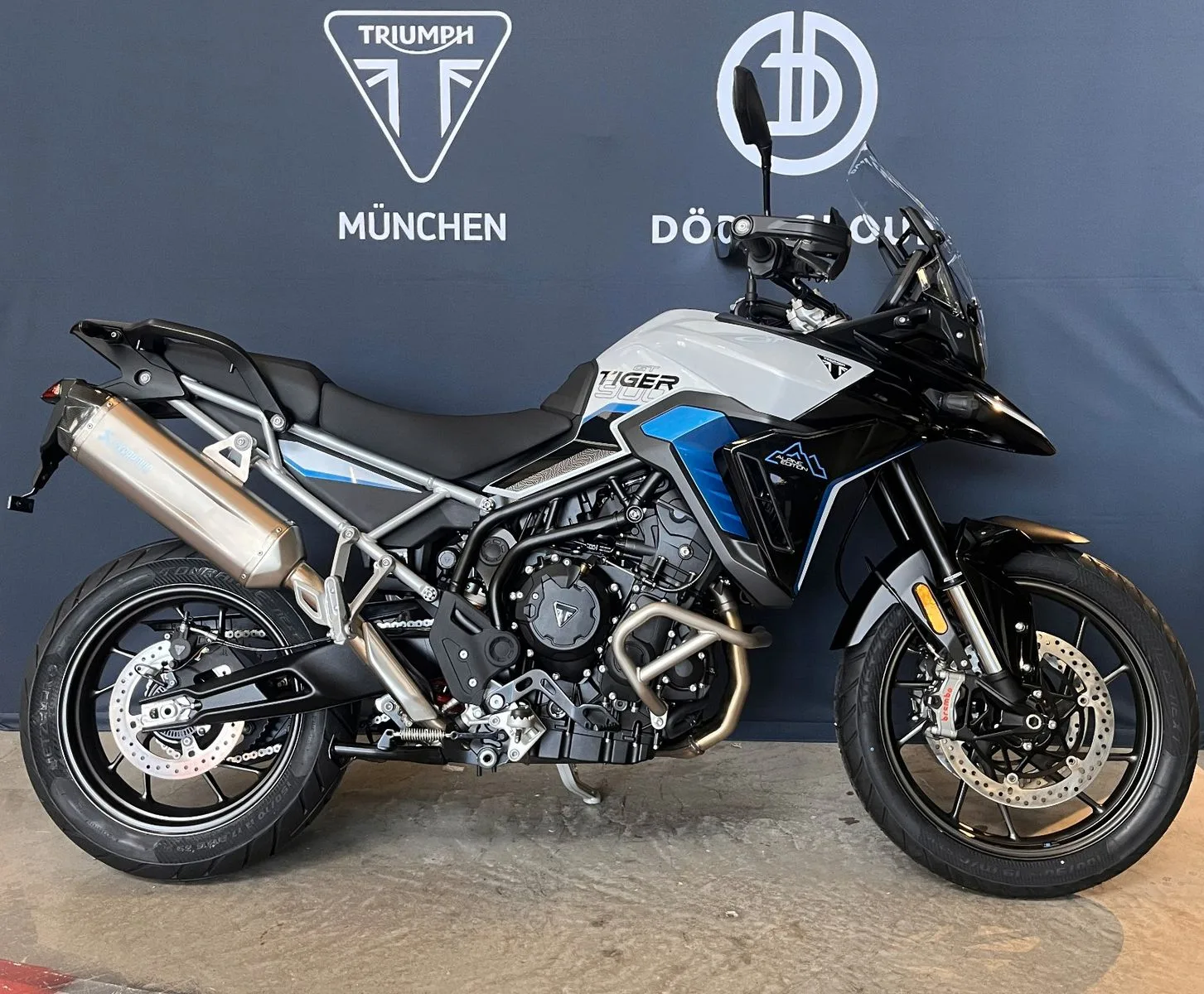 Triumph Tiger 900 Alpine Edition proposée par un concessionnaire agréé à Munich, Allemagne, photo principale