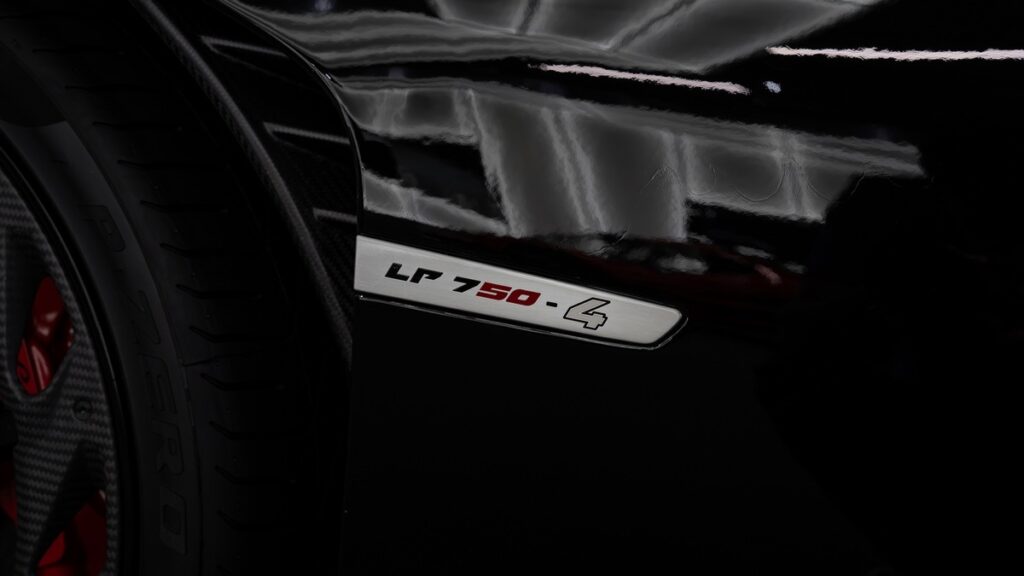 Lamborghini Veneno Roadster for sale - Luxury Car Broker - LUSSO